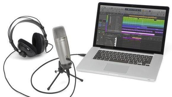 Configuração de microfone de podcast em mesa, com posicionamento e suporte adequados