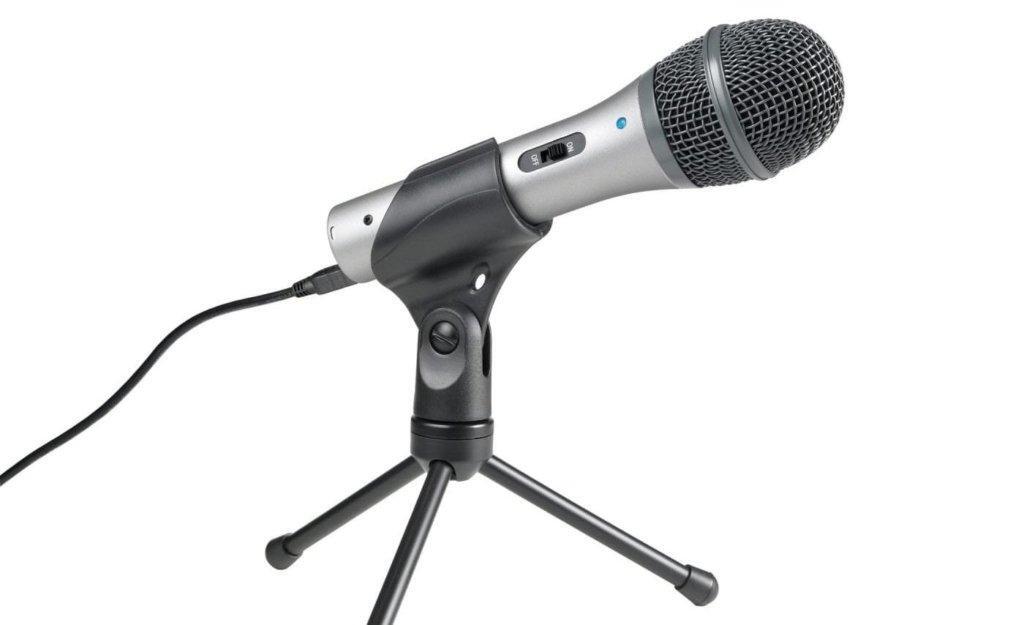 Microfone Audio-Technica ATR2100x, considerado o melhor microfone para podcast na faixa de entrada