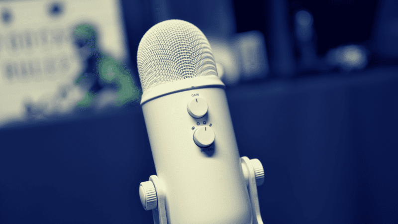 Microfone Blue Yeti azul, condensador USB com múltiplos padrões de captação