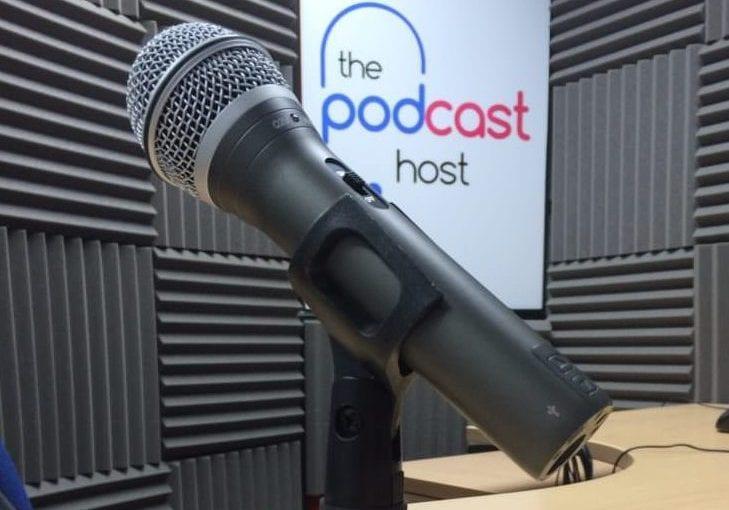 Microfone Samson Q2U, dinâmico com saída USB e XLR, indicado para quem está começando um podcast